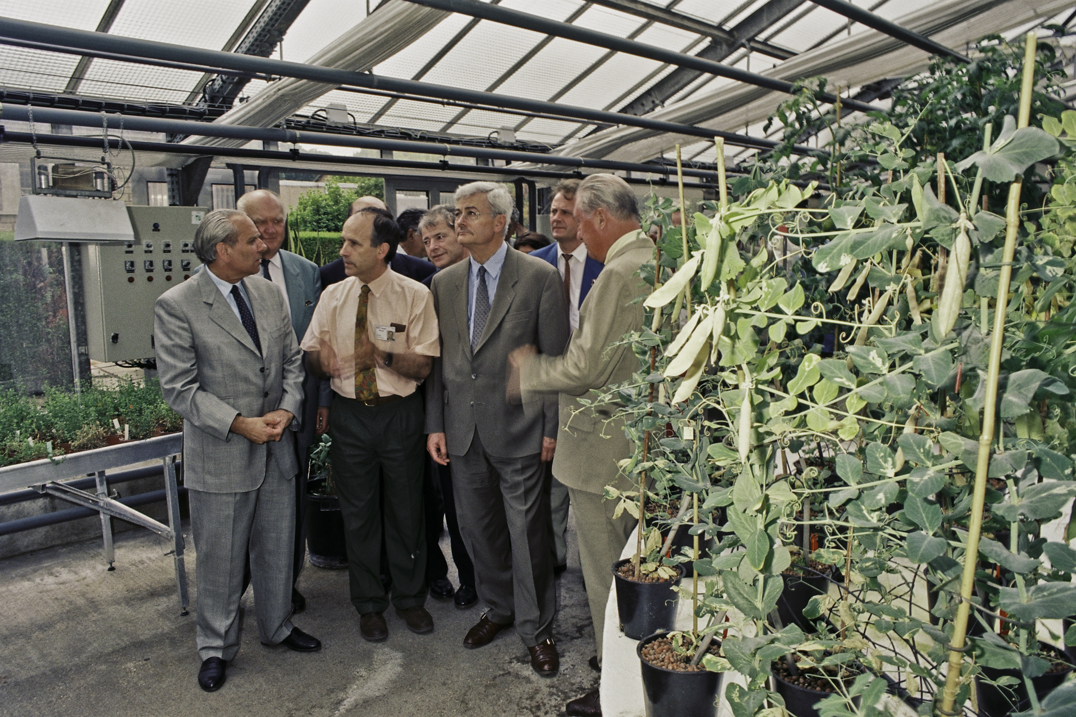 A l’occasion de la commémoration des 5O ans de l’INRA, en juin 1996, portes ouvertes du Centre de Versailles Jean-François. Morot Gaudry accueille Franck Borotra (à gauche), ministre de l’Industrie, de la Poste et des Télécommunications, et le président de l’Inra, Guy Paillotin.